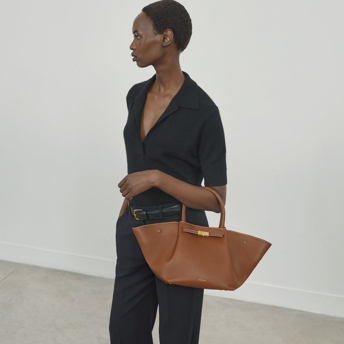 The Midi New York - tan small grain ecru stitching -